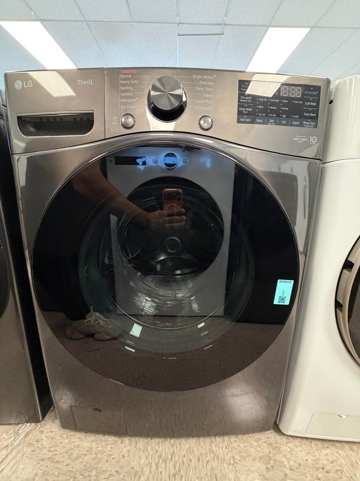 LG - 4.5 Cu. Ft. High-Efficiency Smart Front Load Washer with TurboWash® 360°, Steam and Built-In Intelligence - Black Steel - WM4080HBA