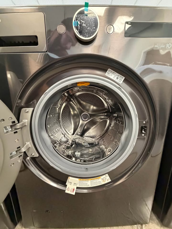 LG - 5.0 Cu. Ft. High-Efficiency Smart Front Load Washer with Steam and TurboWash® 360° - Black Steel - WM6500HBA