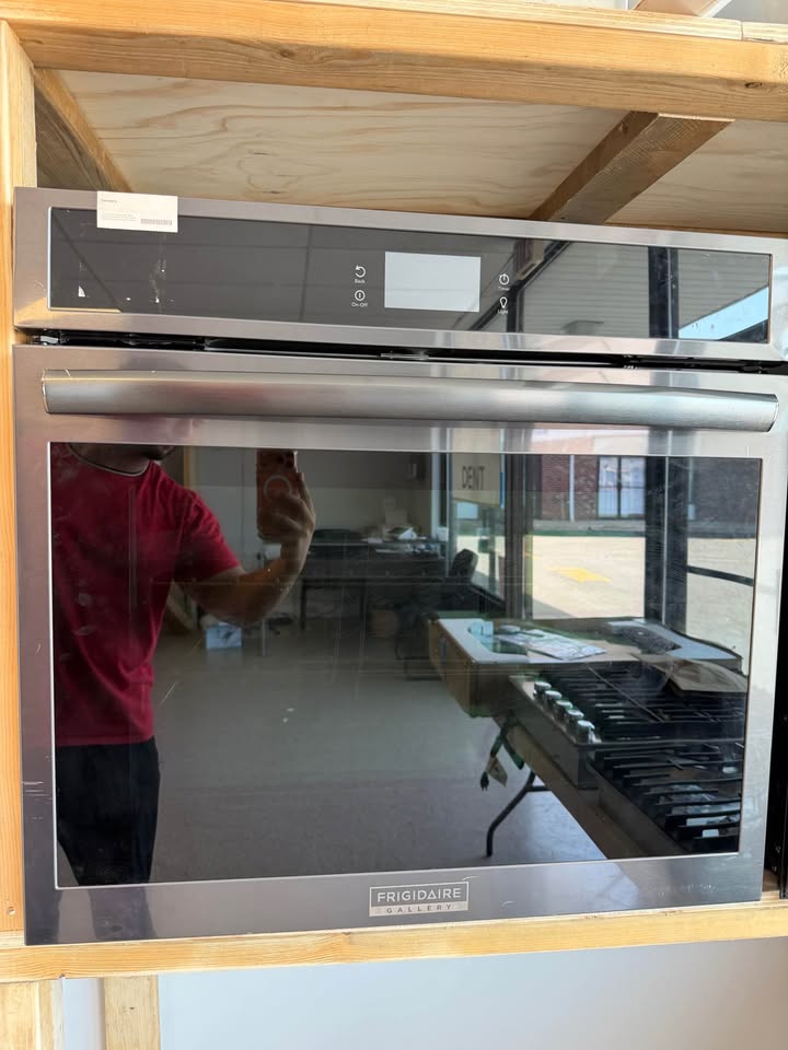 Frigidaire Gallery - 5.3 Cu. Ft. Built-In Single Electric Wall Oven with Total Convection - Black Stainless Steel - GCWS3067AD