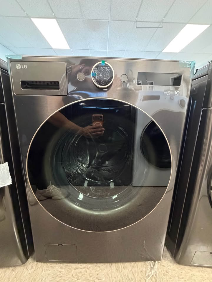 LG - 5.0 Cu. Ft. High-Efficiency Smart Front Load Washer with Steam and TurboWash® 360° - Black Steel - WM6500HBA
