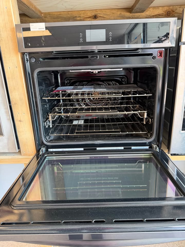 Frigidaire Gallery - 5.3 Cu. Ft. Built-In Single Electric Wall Oven with Total Convection - Black Stainless Steel - GCWS3067AD