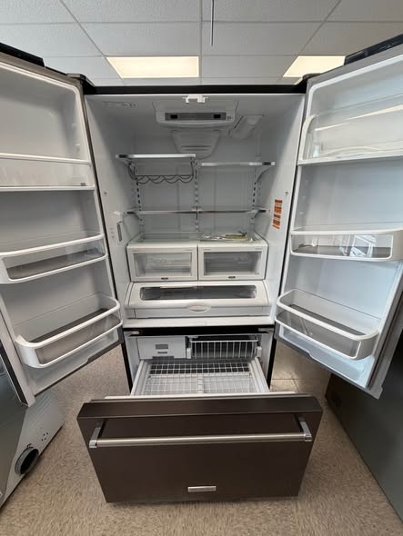 KitchenAid - 21.9 Cu. Ft. Counter-Depth French Door Refrigerator with Interior Water Dispenser and PrintShield™ Finish - Black Stainless Steel - KRFC302EBS