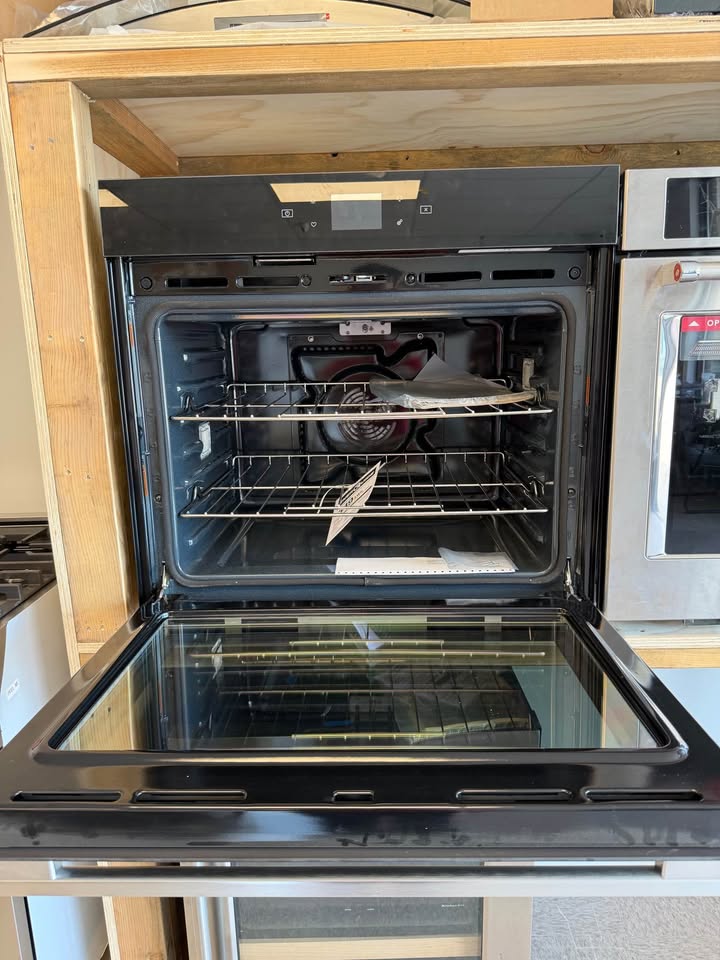 Whirlpool - 5.0 Cu. Ft. Smart Built-In Single Electric Wall Oven with Air Fry - Stainless Steel - WOES5930LZ