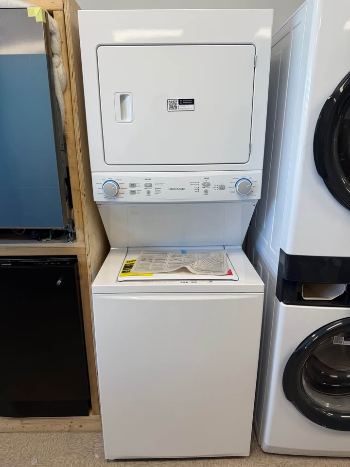 Frigidaire - 3.9 Cu. Ft. Top Load Washer & 5.5 Cu. Ft. Electric Dryer Laundry Center with MaxFill® - White - FLCE7522AW