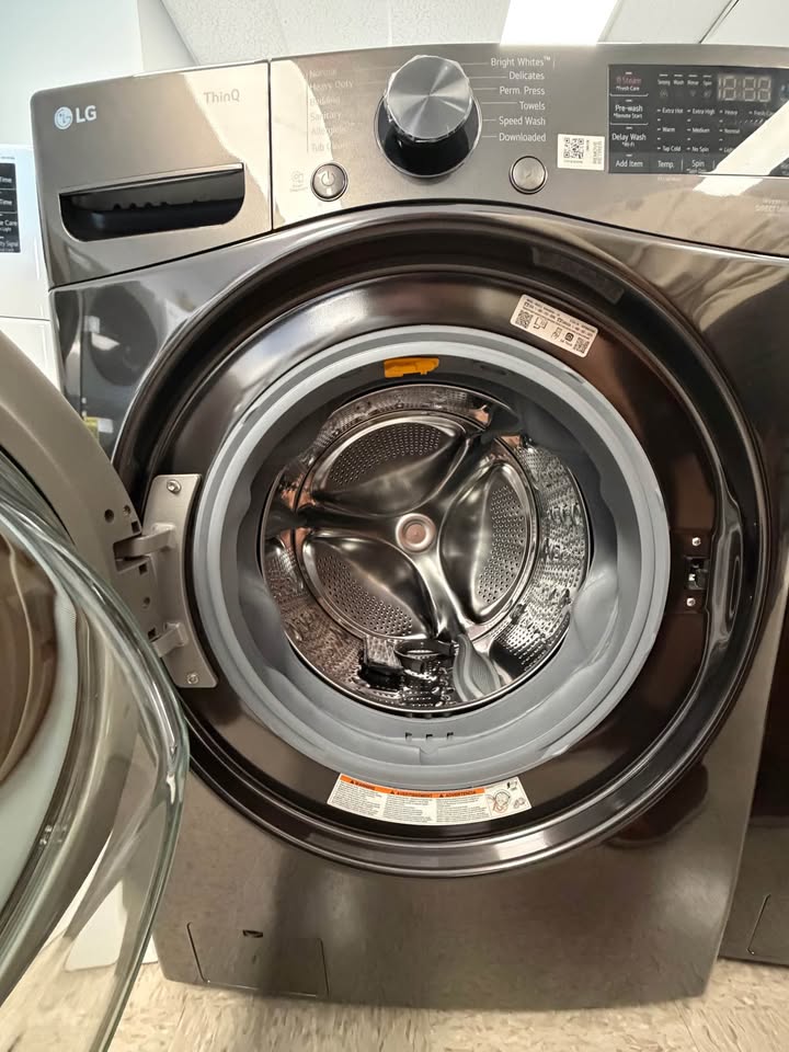 LG - 4.5 Cu. Ft. High-Efficiency Smart Front Load Washer with TurboWash® 360°, Steam and Built-In Intelligence - Black Steel - WM4080HBA