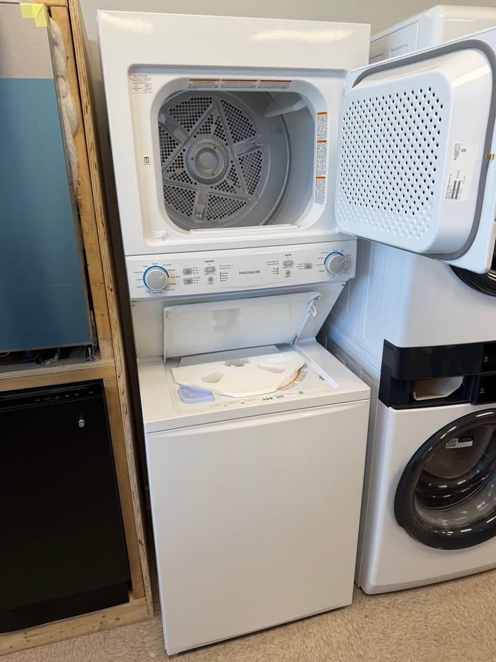Frigidaire - 3.9 Cu. Ft. Top Load Washer & 5.5 Cu. Ft. Electric Dryer Laundry Center with MaxFill® - White - FLCE7522AW