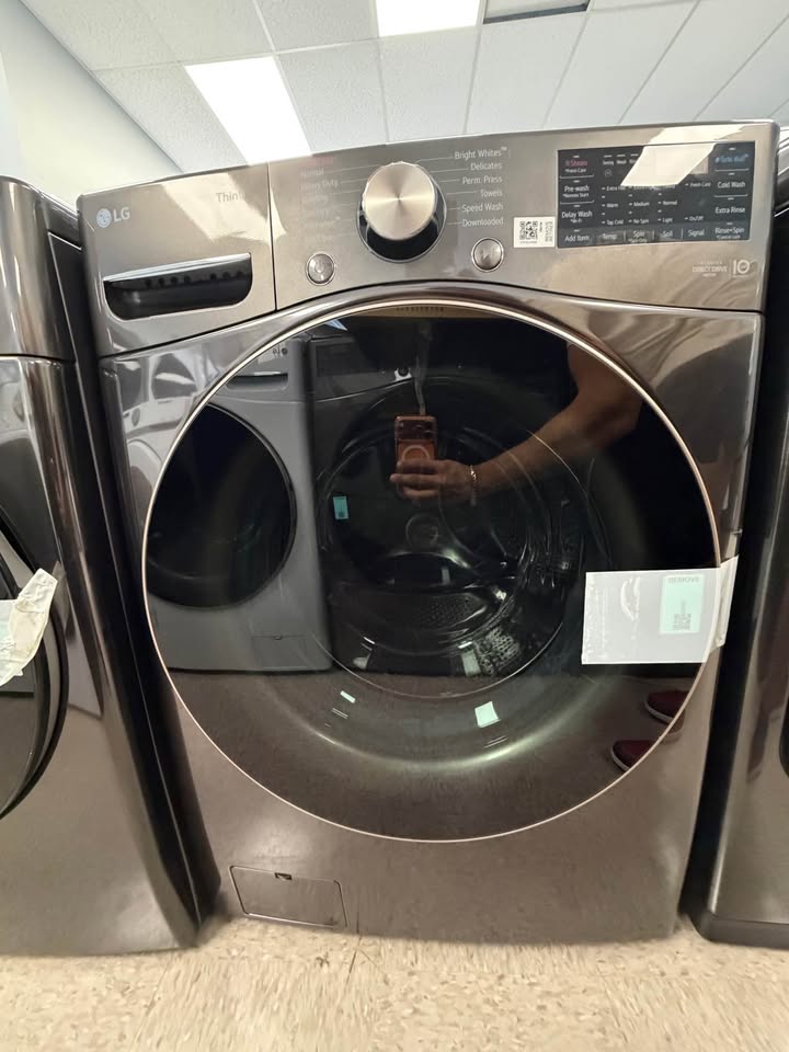 LG - 4.5 Cu. Ft. High-Efficiency Smart Front Load Washer with Steam and Built-In Intelligence - Black Steel - WM4000HBA