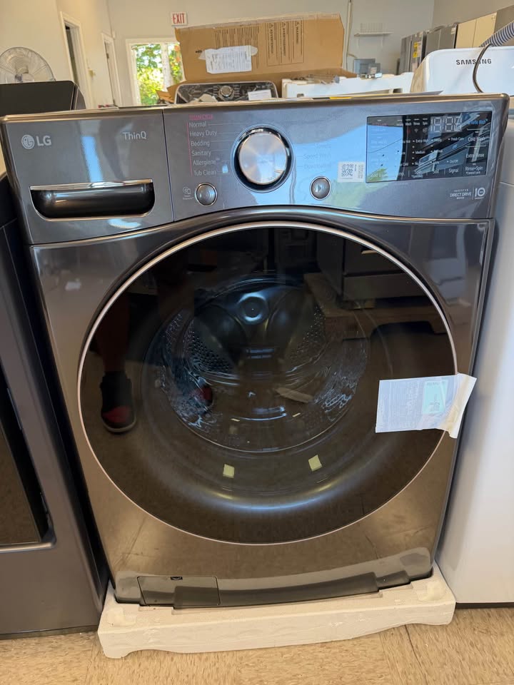 LG - 4.5 Cu. Ft. High-Efficiency Smart Front Load Washer with Steam and Built-In Intelligence - Black Steel - WM4000HBA