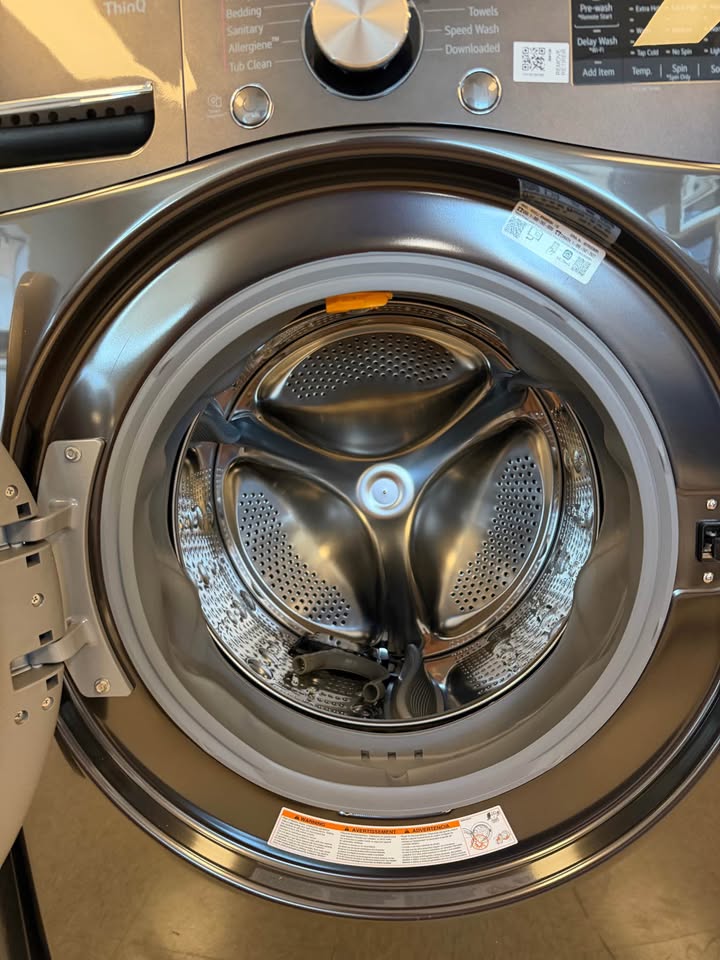 LG - 4.5 Cu. Ft. High-Efficiency Smart Front Load Washer with Steam and Built-In Intelligence - Black Steel - WM4000HBA