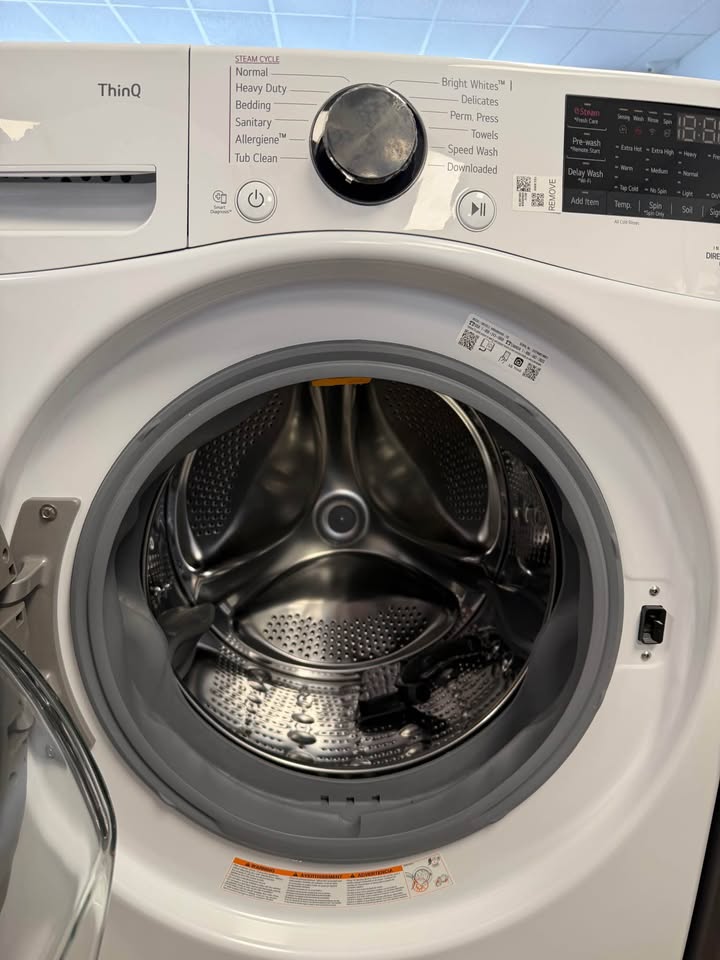 LG - 4.5 Cu. Ft. High-Efficiency Smart Front Load Washer with TurboWash® 360°, Steam and Built-In Intelligence - White - WM4080HWA