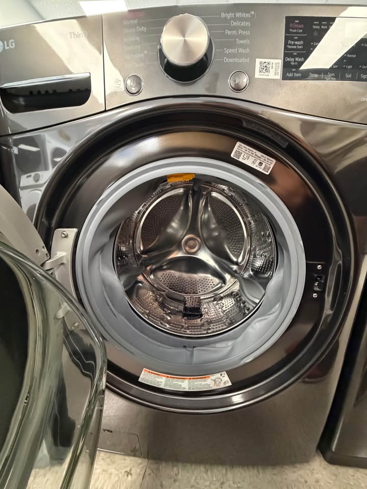 LG - 4.5 Cu. Ft. High-Efficiency Smart Front Load Washer with Steam and Built-In Intelligence - Black Steel - WM4000HBA