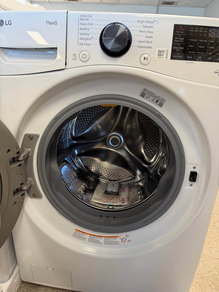 LG - 4.5 Cu. Ft. High-Efficiency Smart Front Load Washer with TurboWash® 360°, Steam and Built-In Intelligence - White - WM4080HWA
