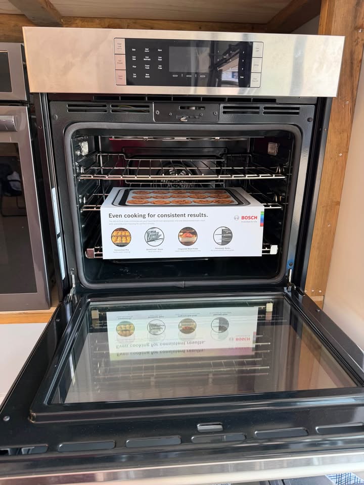 Bosch Benchmark Series - 4.6 Cu. Ft. Built-In Single Electric Wall Oven with True Convection - Stainless Steel - HBLP451UC