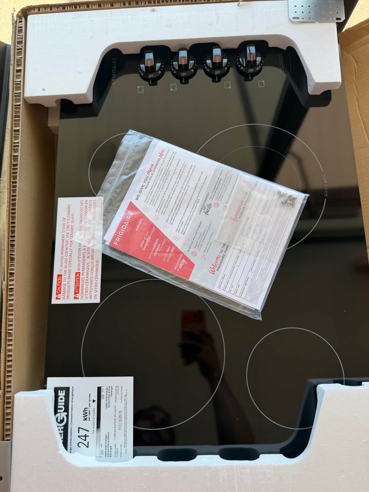 Frigidaire - 30 in. Built-In Electric Cooktop with Quick Boil Element and SpaceWise® Expandable Element - Black - FFEC3025UB