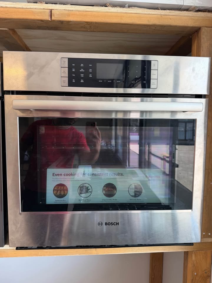Bosch Benchmark Series - 4.6 Cu. Ft. Built-In Single Electric Wall Oven with True Convection - Stainless Steel - HBLP451UC