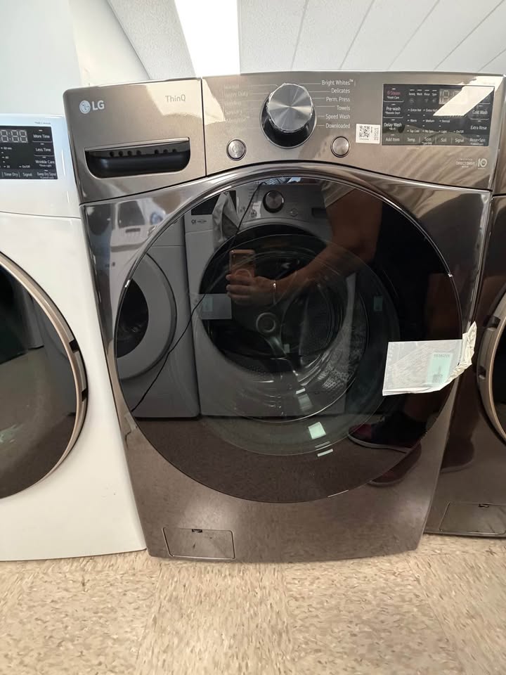 LG - 4.5 Cu. Ft. High-Efficiency Smart Front Load Washer with TurboWash® 360°, Steam and Built-In Intelligence - Black Steel - WM4080HBA