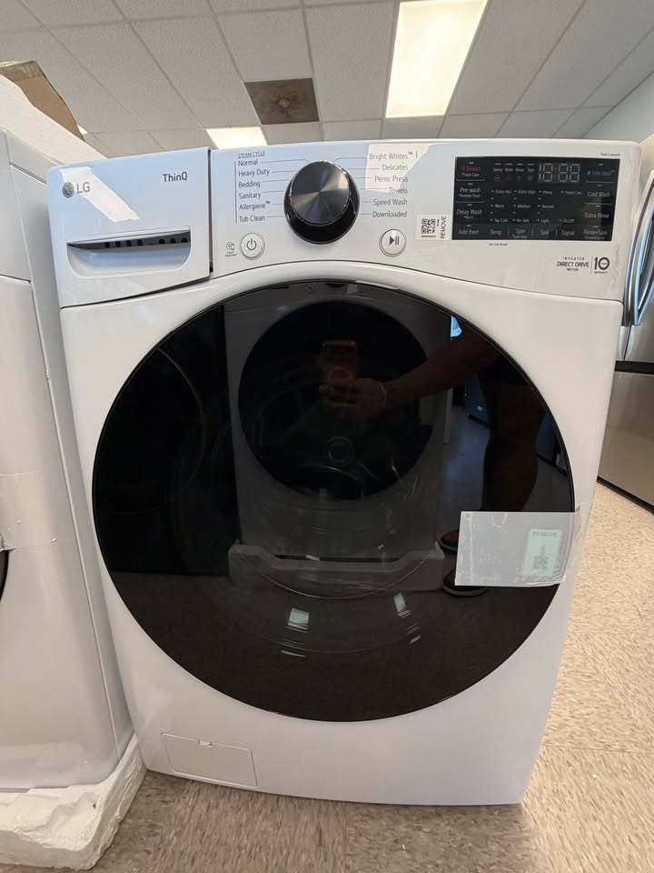LG - 4.5 Cu. Ft. High-Efficiency Smart Front Load Washer with TurboWash® 360°, Steam and Built-In Intelligence - White - WM4080HWA