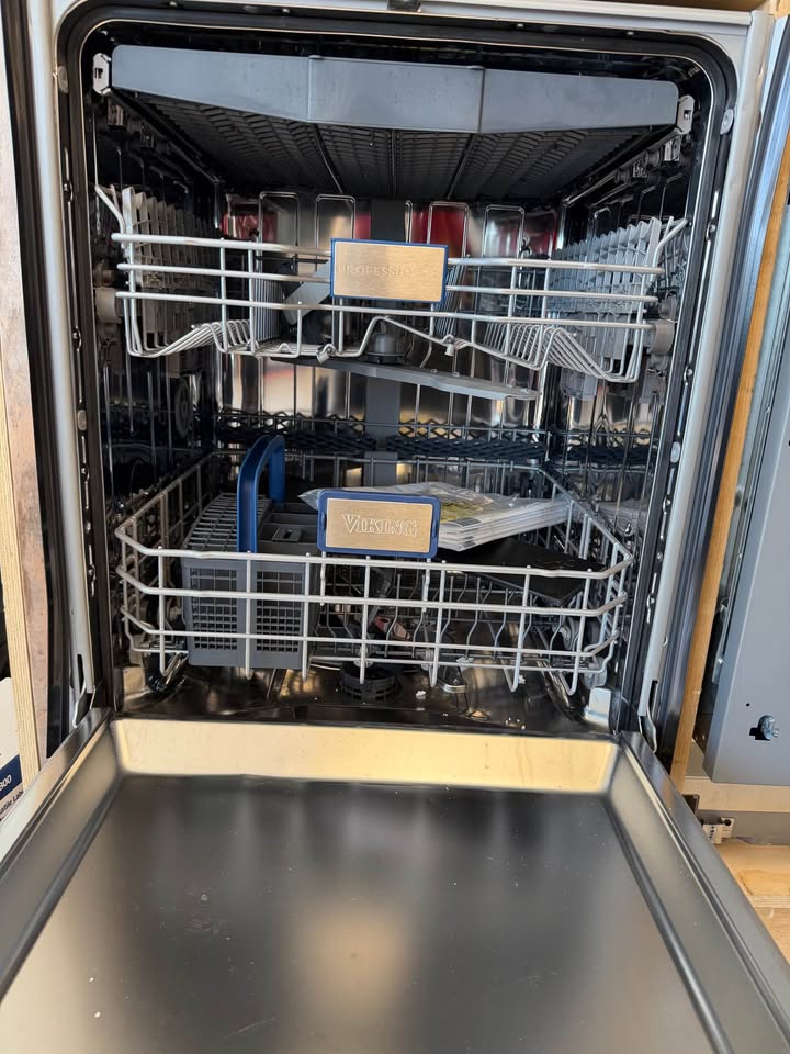 Viking - 24 in. Built-In Dishwasher with Stainless Steel Tub and Turbo Fan Dry - Stainless Steel - VDWU524SS