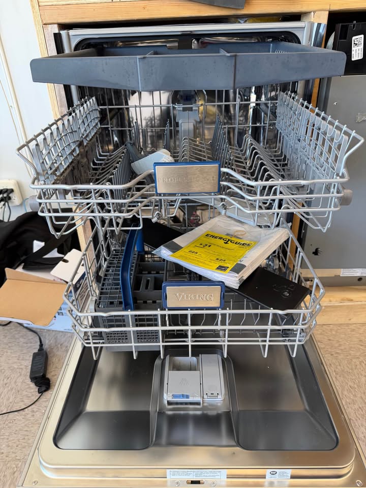 Viking - 24 in. Built-In Dishwasher with Stainless Steel Tub and Turbo Fan Dry - Stainless Steel - VDWU524SS