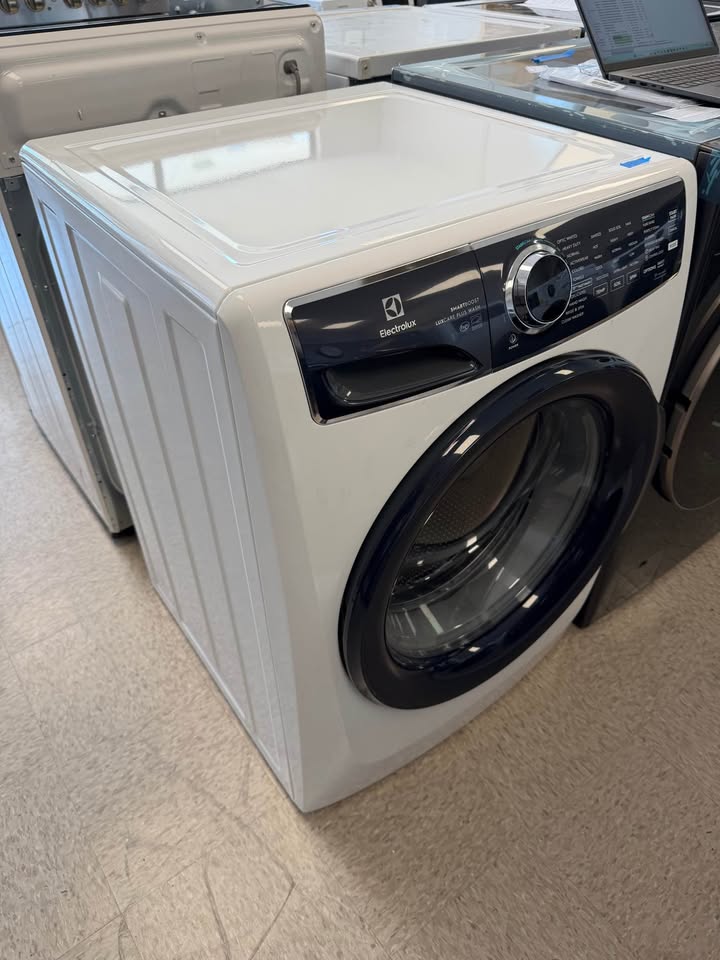 Electrolux - 4.5 Cu. Ft. Front Load Washer with LuxCare® Plus Wash, SmartBoost® and Steam - White - ELFW7626BW