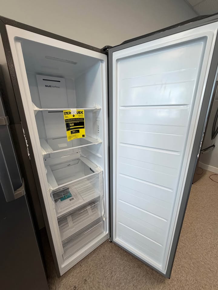Hisense - 10.2 Cu. Ft. Garage Ready Frost-Free Convertible Upright Freezer - Silver - HFU101N1AVE