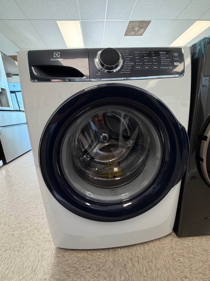 Electrolux - 4.5 Cu. Ft. Front Load Washer with LuxCare® Plus Wash, SmartBoost® and Steam - White - ELFW7626BW