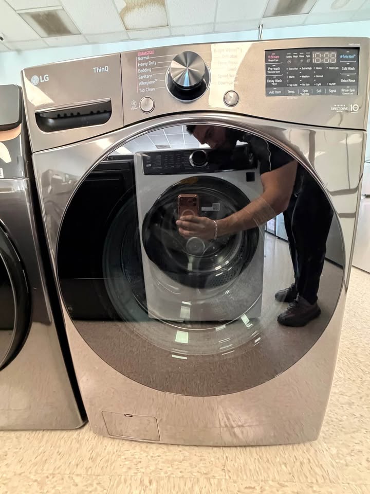 LG - 4.5 Cu. Ft. High-Efficiency Smart Front Load Washer with TurboWash® 360°, Steam and Built-In Intelligence - Black Steel - WM4080HBA