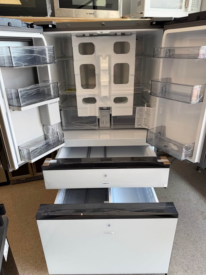Samsung - Bespoke 29 Cu. Ft. 4-Door French Door Refrigerator with AI Family Hub+ - White Glass - RF90F29AEWAA