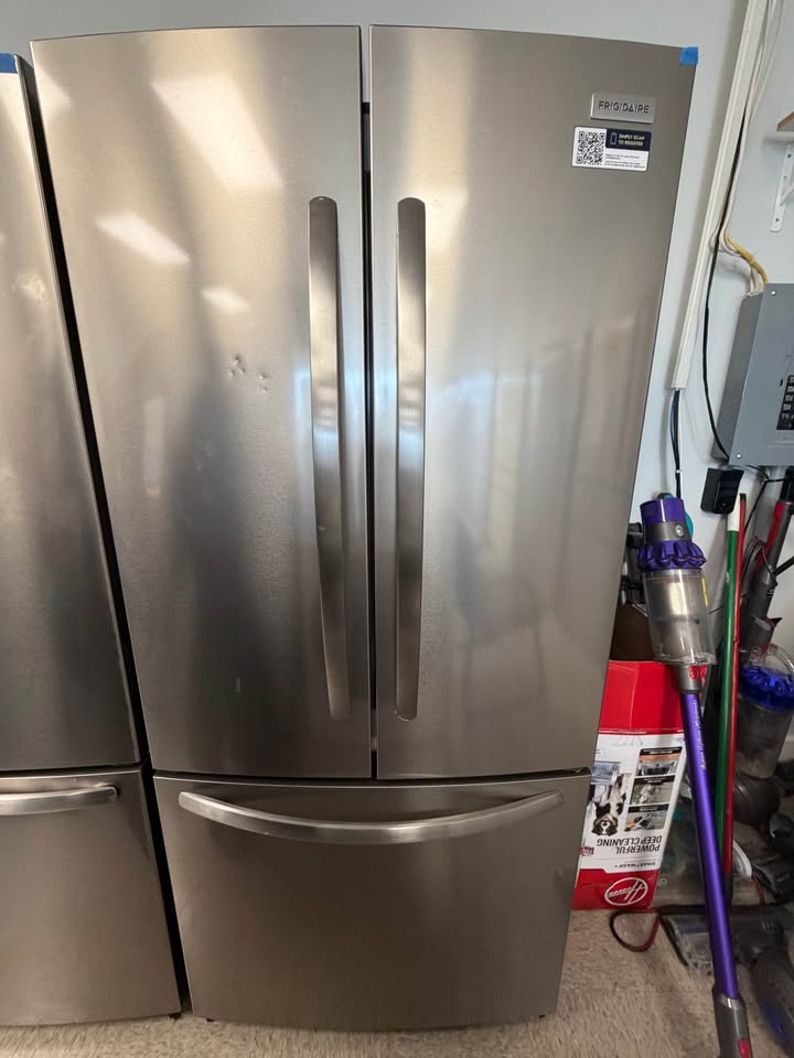 Frigidaire - 31.5 in. 17.6 Cu. Ft. Counter-Depth French Door Refrigerator with Ice Maker - Fingerprint-Resistant Stainless Steel Look - FRFG1723AV