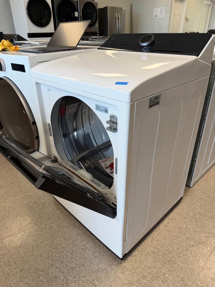 LG - 7.3 Cu. Ft. Smart Gas Dryer with Steam and EasyLoad™ Door - Alpine White - DLGX8601WE