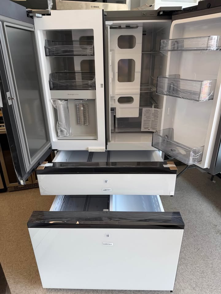 Samsung - Bespoke 29 Cu. Ft. 4-Door French Door Refrigerator with AI Family Hub+ - White Glass - RF90F29AEWAA