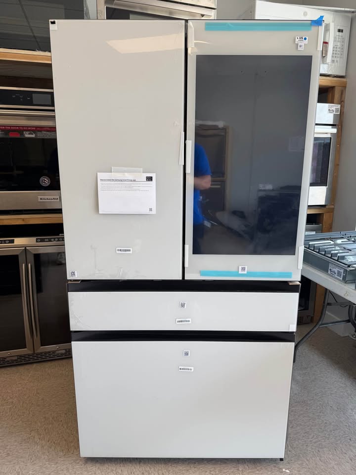 Samsung - Bespoke 29 Cu. Ft. 4-Door French Door Refrigerator with AI Family Hub+ - White Glass - RF90F29AEWAA