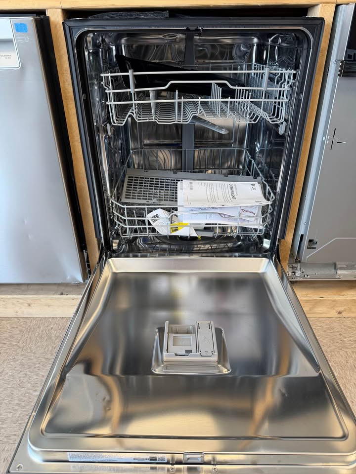 LG - 24 in. Front Control Built-In Dishwasher with SenseClean™, Dynamic Dry™ & NeveRust® Stainless Steel Tub - Stainless Steel Look - LDFC2423V