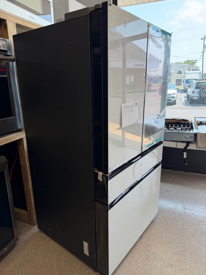 Samsung - Bespoke 29 Cu. Ft. 4-Door French Door Refrigerator with AI Family Hub+ - White Glass - RF90F29AEWAA