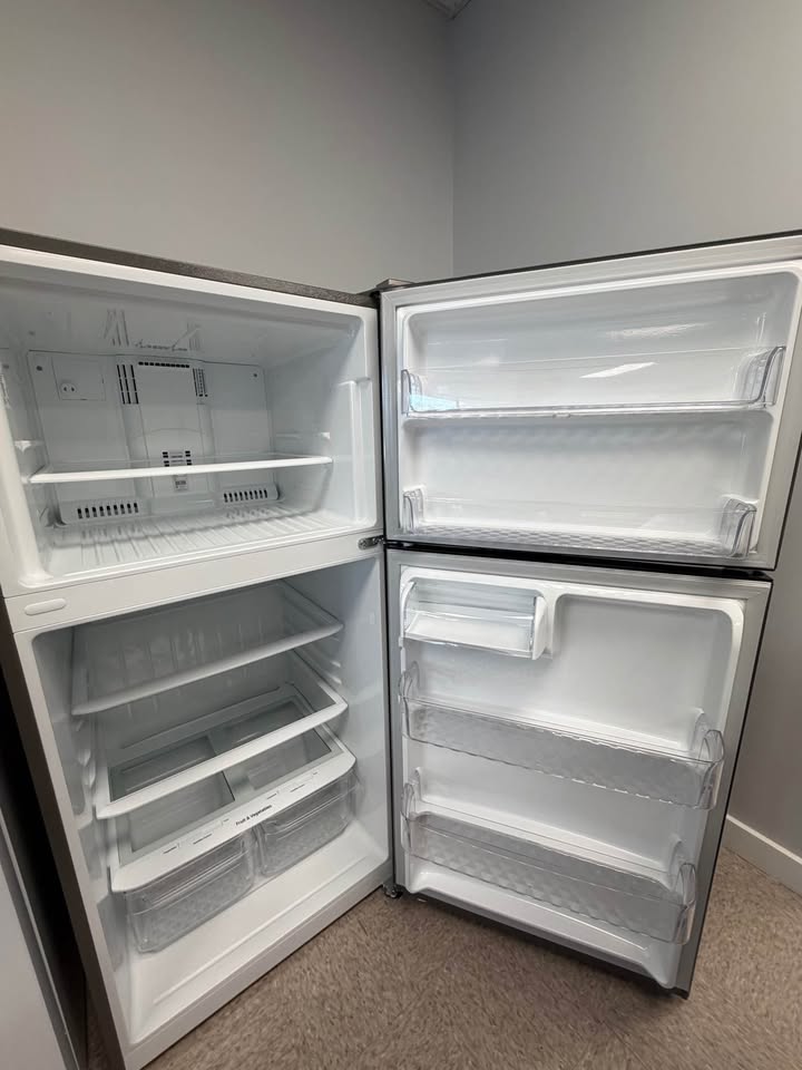 LG - 30 in. 20.2 Cu. Ft. Top-Freezer Refrigerator with Reversible Door - Platinum Silver - LTCS20020V