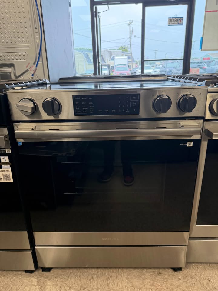 Samsung - Bespoke 30 in. 6.3 Cu. Ft. Smart Slide-In Electric Range with No-Preheat Air Fry Max & True Convection - Stainless Steel - NSE80H63SR