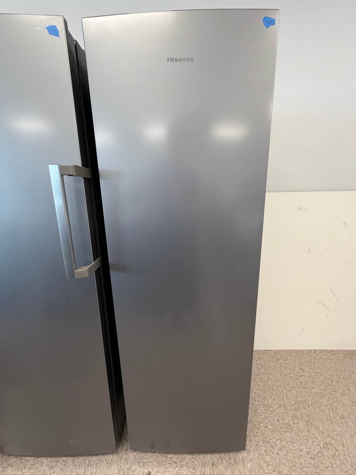 Hisense - 10.2 Cu. Ft. Garage Ready Frost-Free Convertible Upright Freezer - Silver - HFU101N1AVE