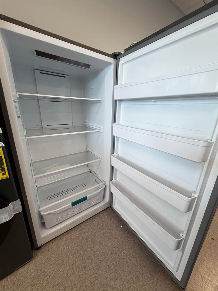 Hisense - 17 Cu. Ft. Garage-Ready Frost-Free Convertible Upright Freezer or Refrigerator - Silver - HFU171N1AVE