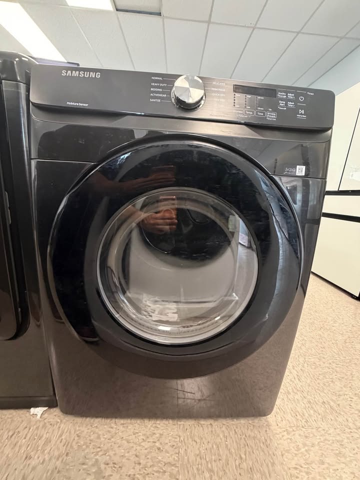 Samsung - 27 in. 7.5 Cu. Ft. Stackable Electric Dryer with Sensor Dry - Black Stainless Steel - DVE45T6000V