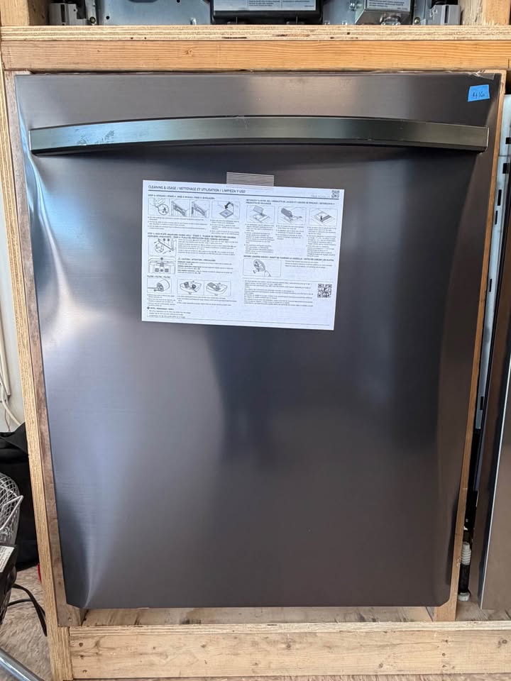 Samsung - 24 in. Bespoke Smart Top Control Dishwasher with StormWash™, AutoRelease™ Dry & 3rd Rack - Matte Black Steel - DW80CG5451MT