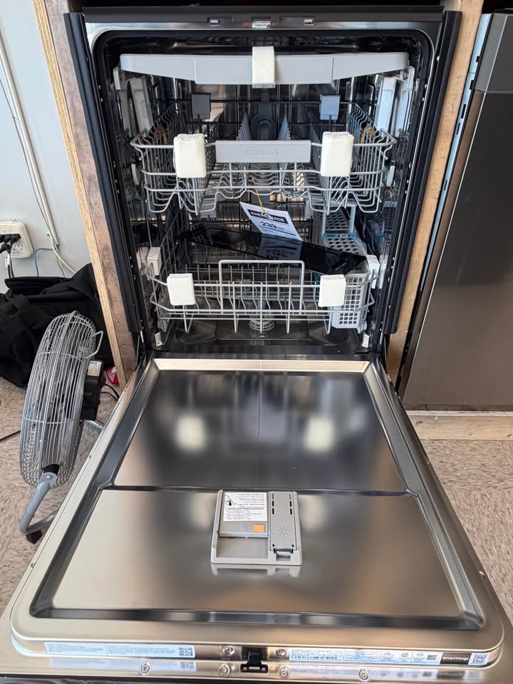 Samsung - 24 in. Bespoke Smart Top Control Dishwasher with StormWash™, AutoRelease™ Dry & 3rd Rack - Matte Black Steel - DW80CG5451MT