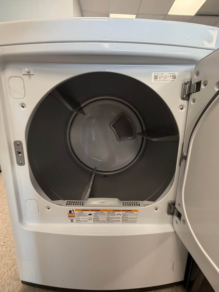 LG - 27 in. 7.3 Cu. Ft. Front Load Electric Dryer with Sensor Dry - White - DLE7000W