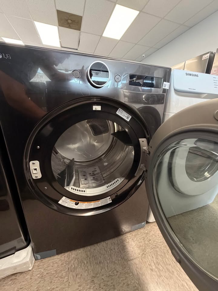 LG - 27 in. 7.4 Cu. Ft. Smart Front Load Electric Dryer with AI Sensor Dry & TurboSteam™ - Black Steel - DLEX6500B