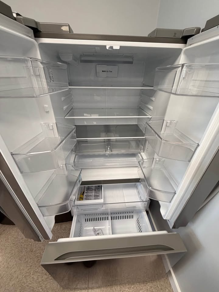 LG - 33 in. 20.8 Cu. Ft. Counter-Depth MAX 3-Door French Door Smart Refrigerator with Ice Maker - Stainless Steel - LF21G6200S