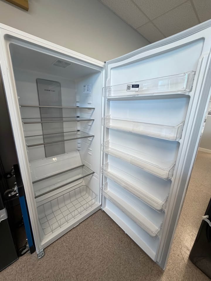 Frigidaire - 33 in. 20.0 Cu. Ft. Garage-Ready Frost-Free Upright Freezer - White - FFUE2024AWG