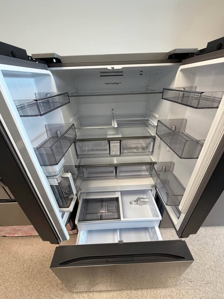 Samsung Bespoke - 36 in. 30.1 Cu. Ft. 3-Door French Door Smart Refrigerator with Dual Ice Maker & AutoFill Water Pitcher - Fingerprint-Resistant Stainless Steel - RF30BB6200QL