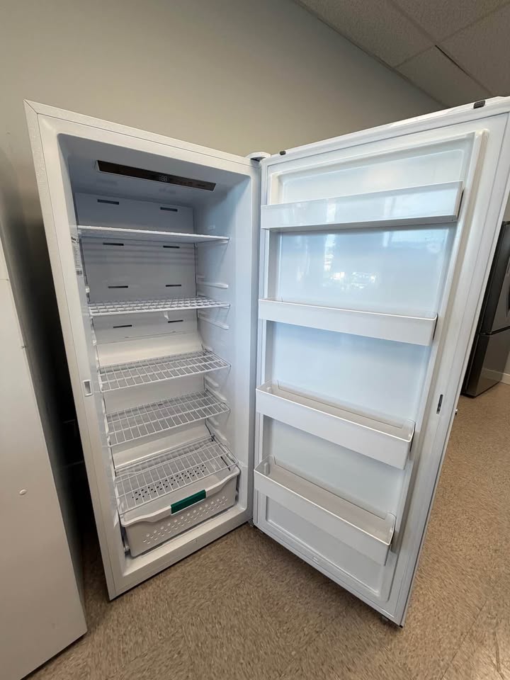 Hisense - 28 in. 13.6 Cu. Ft. Garage-Ready Frost-Free Convertible Upright Freezer or Refrigerator - White - CFU14N6AWE