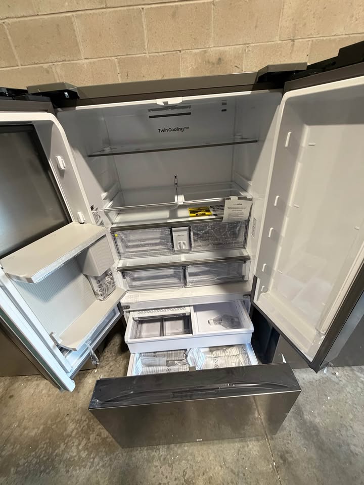 Samsung - 36 in. 24 Cu. Ft. BESPOKE Counter-Depth 3-Door French Door Refrigerator with Beverage Center & Dual Ice Maker - Fingerprint-Resistant Stainless Steel - RF24BB6600QL/AA