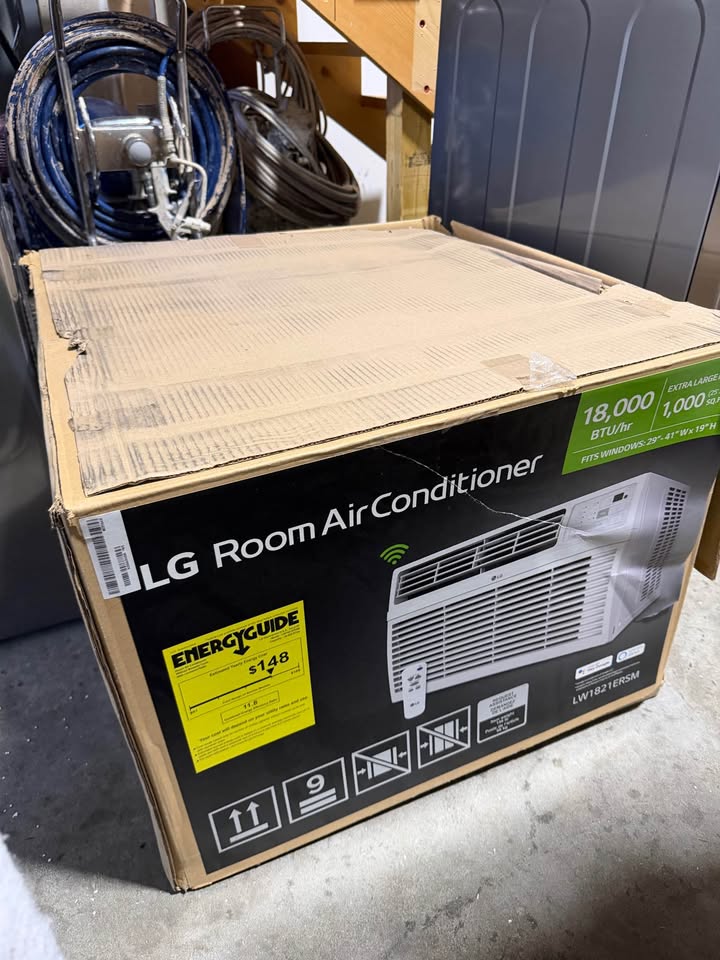 LG - 18,000 BTU Smart Wi-Fi Window Air Conditioner for Rooms up to 1,000 Sq. Ft. - 208/230V - White - LW1821ERSM