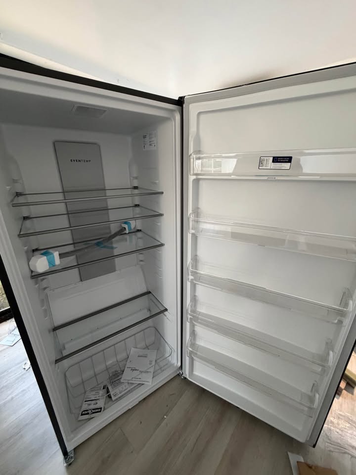 Frigidaire - 33 in. 20.0 Cu. Ft. Garage-Ready Frost-Free Upright Freezer with EvenTemp Cooling - Carbon - FFUE2024ANG